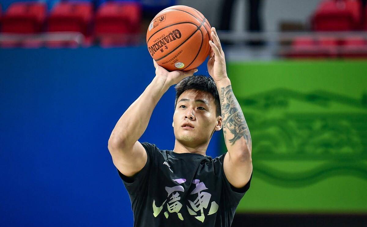 自从赵睿伤愈回归之后,广东队的首发阵容基本就是由易建联,赵睿