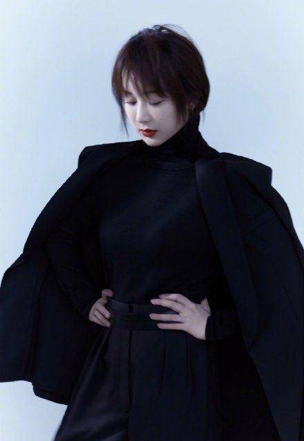杨紫短发黑色毛衣穿搭,优雅红唇高级感十足_时尚_网络_风格