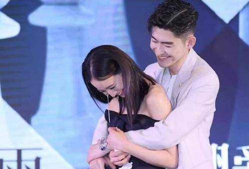 张翰鞠婧祎深情拥抱,因嫌弃表情引争议:毕竟拿钱只能忍_晚会_表演_中