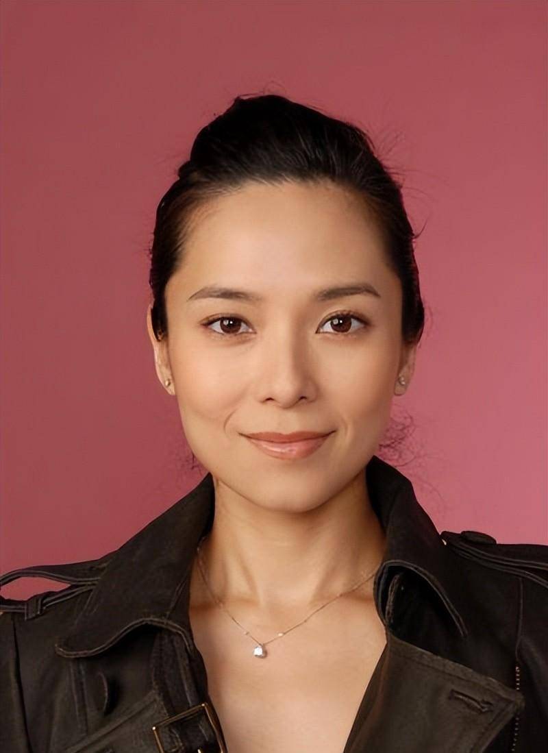 49岁郭羡妮和43岁老公近照,这些年她怎么了?