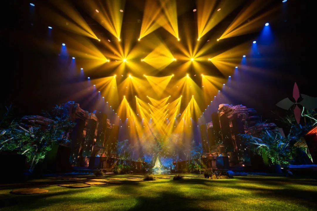 灯光结构便依据舞台造型与实景来设置,使用了87台acme aeco20,64台