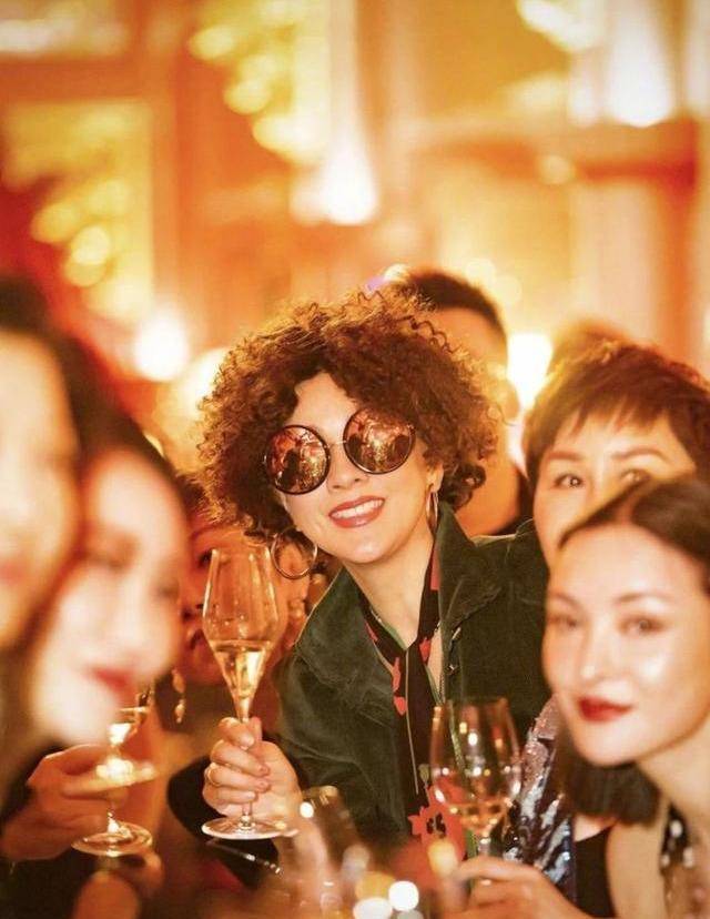 55岁老女人还这么时髦,爆炸头发型,跟30年前不相上下_刘嘉玲_照片_的
