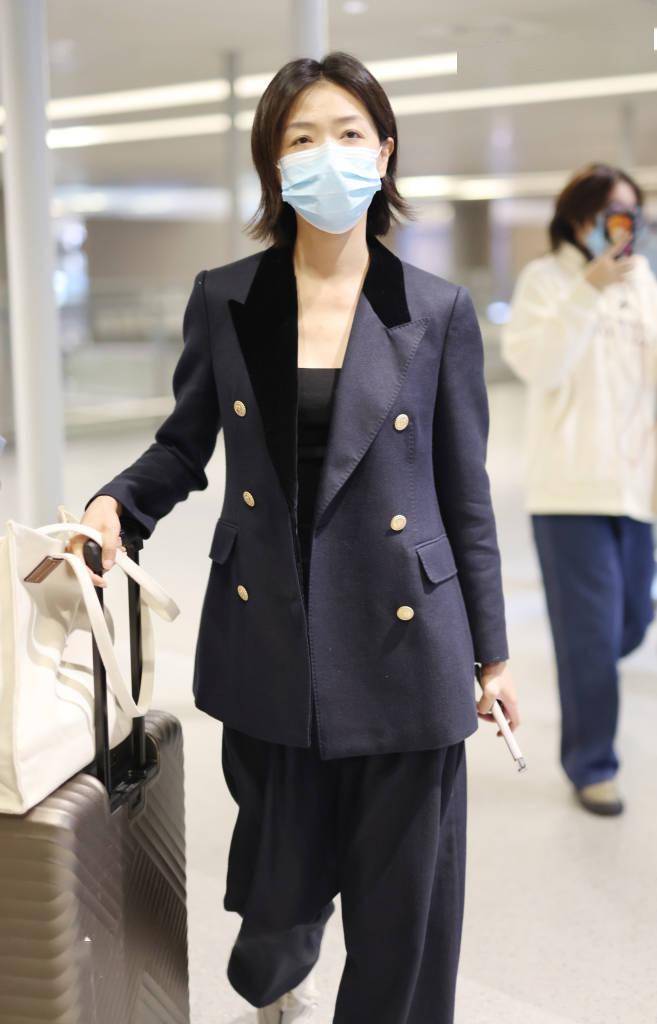 万茜穿黑色双排扣休闲西装外套 搭配小白鞋飒爽干练又简约_西裤_上海