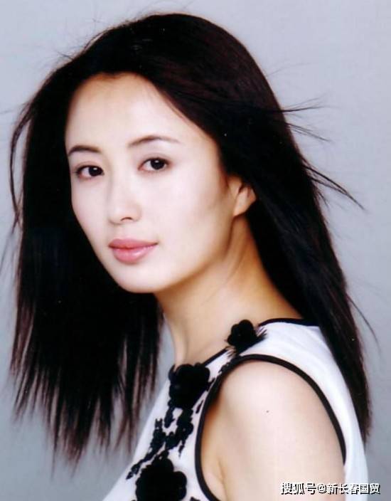 2003年杨童舒出演古装剧《至尊红颜》,在剧她饰演徐盈盈,杨童舒也凭借