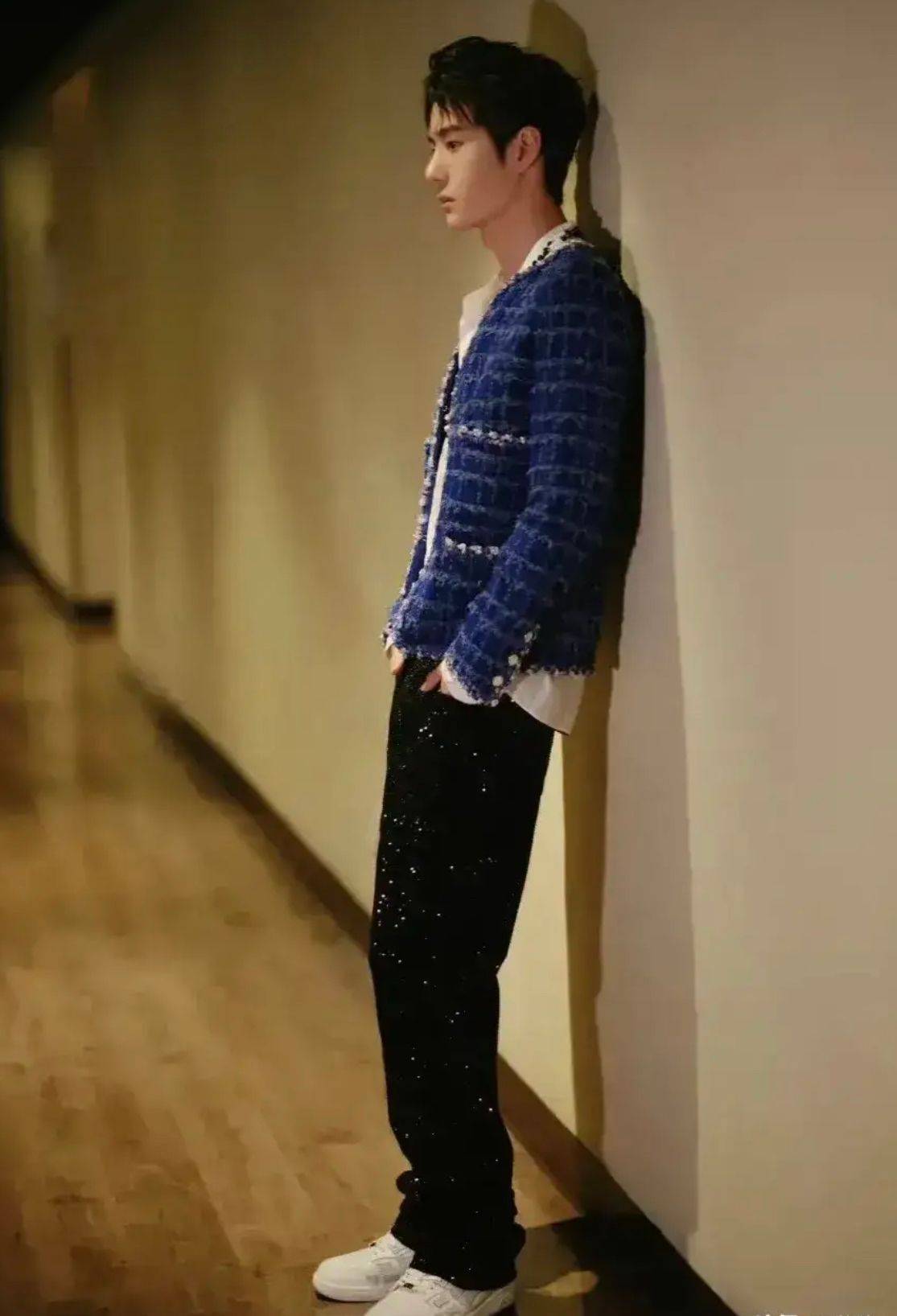 看到王一博后才发现,原来男人穿"小香风",比女人还要惊艳_外套_男性