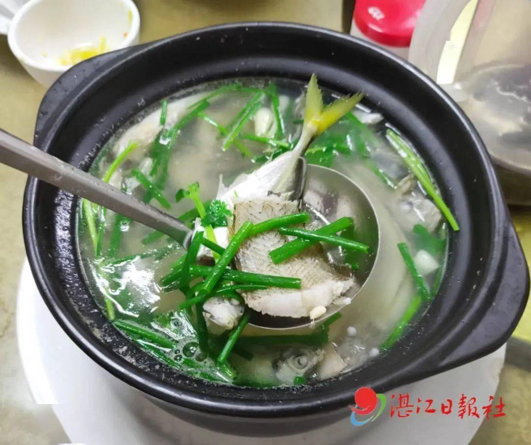 吃饭之后先来一口鲜美热汤首选当然是杂鱼汤配上大米饭到了中午12:00
