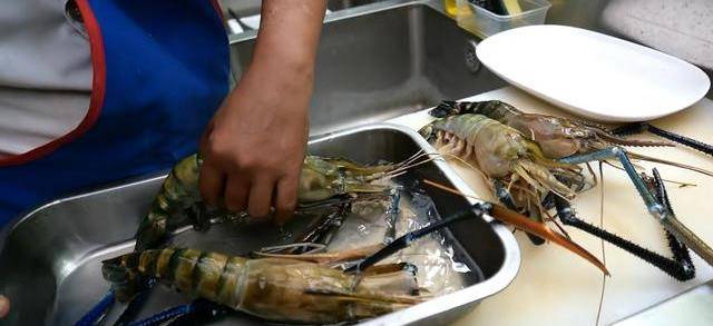 很有名气的泰国长脚虾,3只虾快1斤,肉多黄香,用咖喱炖好特开胃_吃法