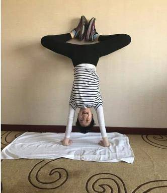 海清在健身房挥汗如雨,40岁的身材堪比少女,太励志了_身体_瑜伽_动作