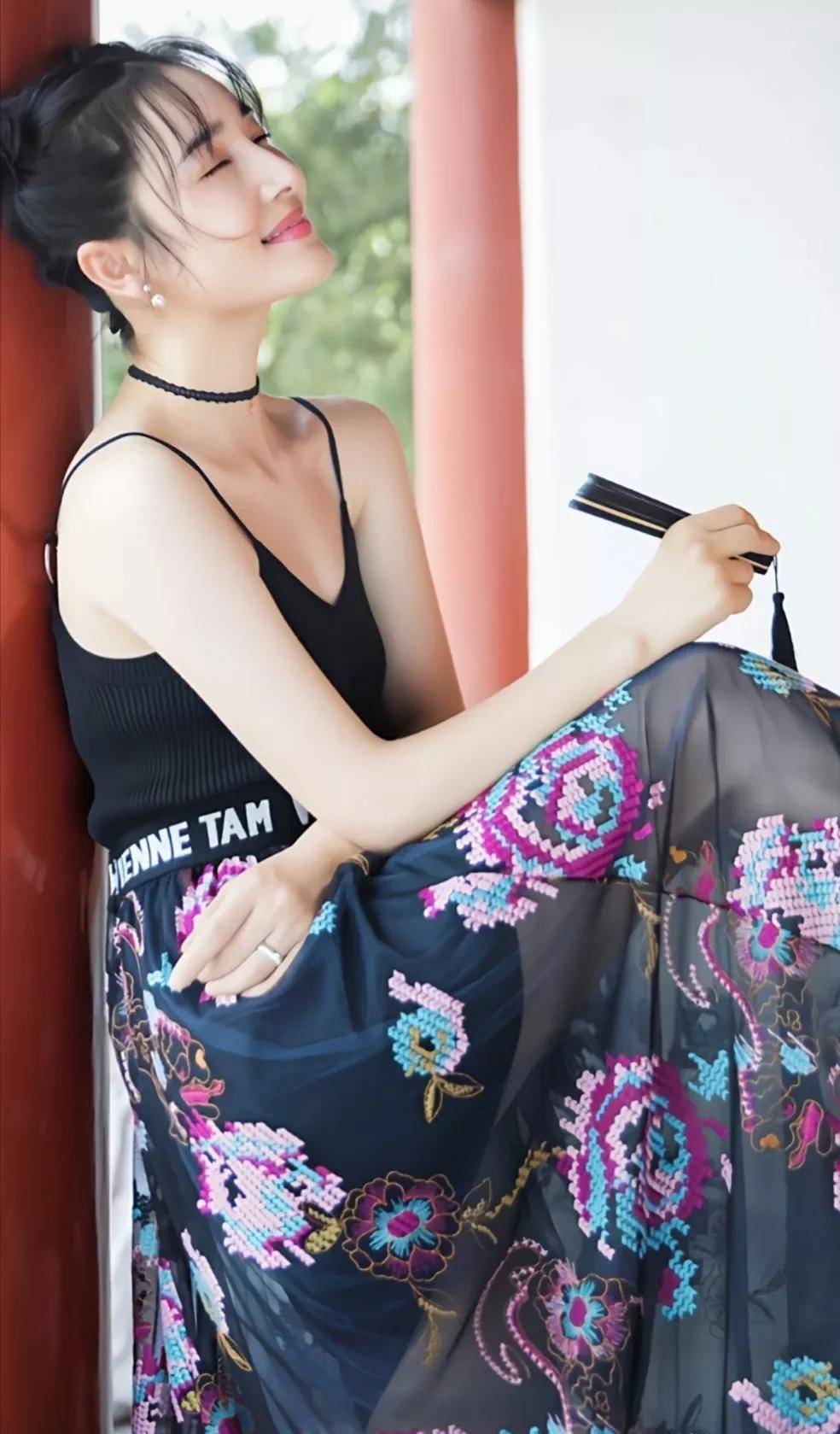 成时尚女星王妍苏,肤白貌美大长腿,举手投足之间尽显优雅和妩媚_身材