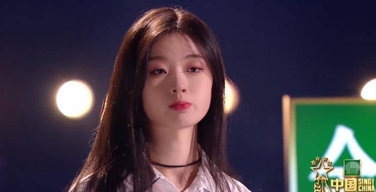 在最新的九强晋级赛中,单依纯选择一首何佳乐的《如此》.