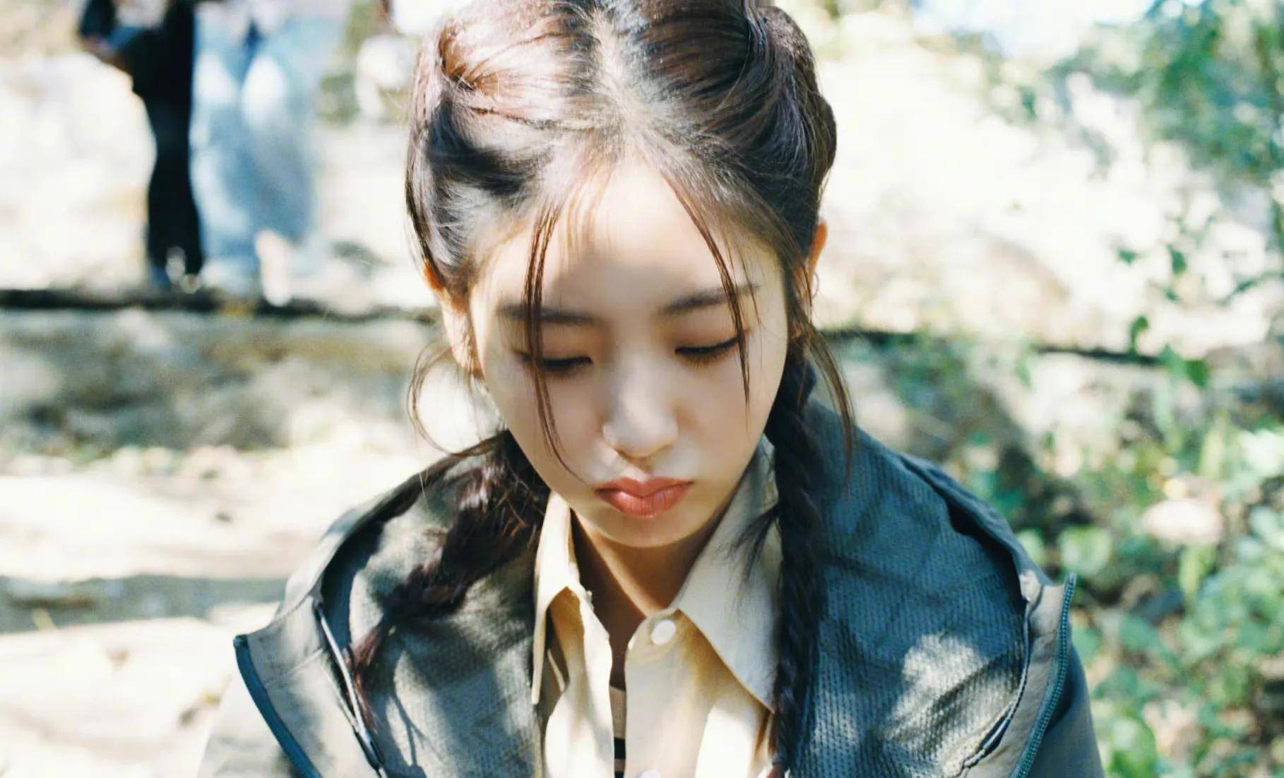 刑菲户外九方格写真,双马尾造型可爱又活力,笑容英气治愈_明星_照片