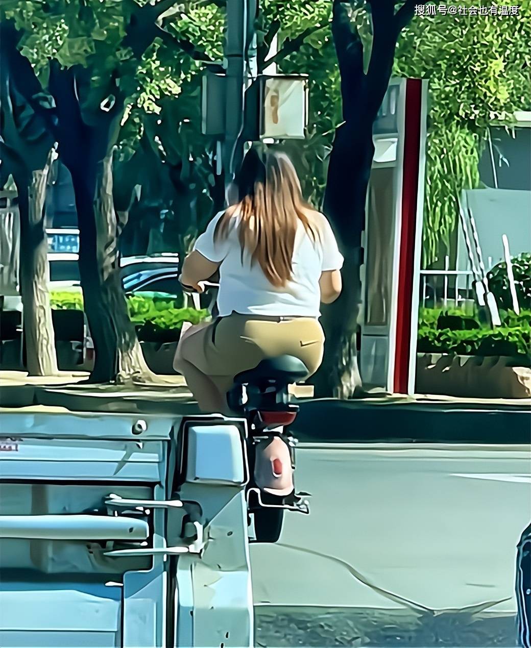 女子吵架骑电动车回娘家,丈夫跟在后面焦急喊话:车子快散架了_妻子_刘