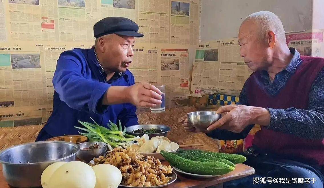 四川老汉酷爱喝酒,竟自购设备学习自酿酒,喝了几天却"难受"_大爷_朋友