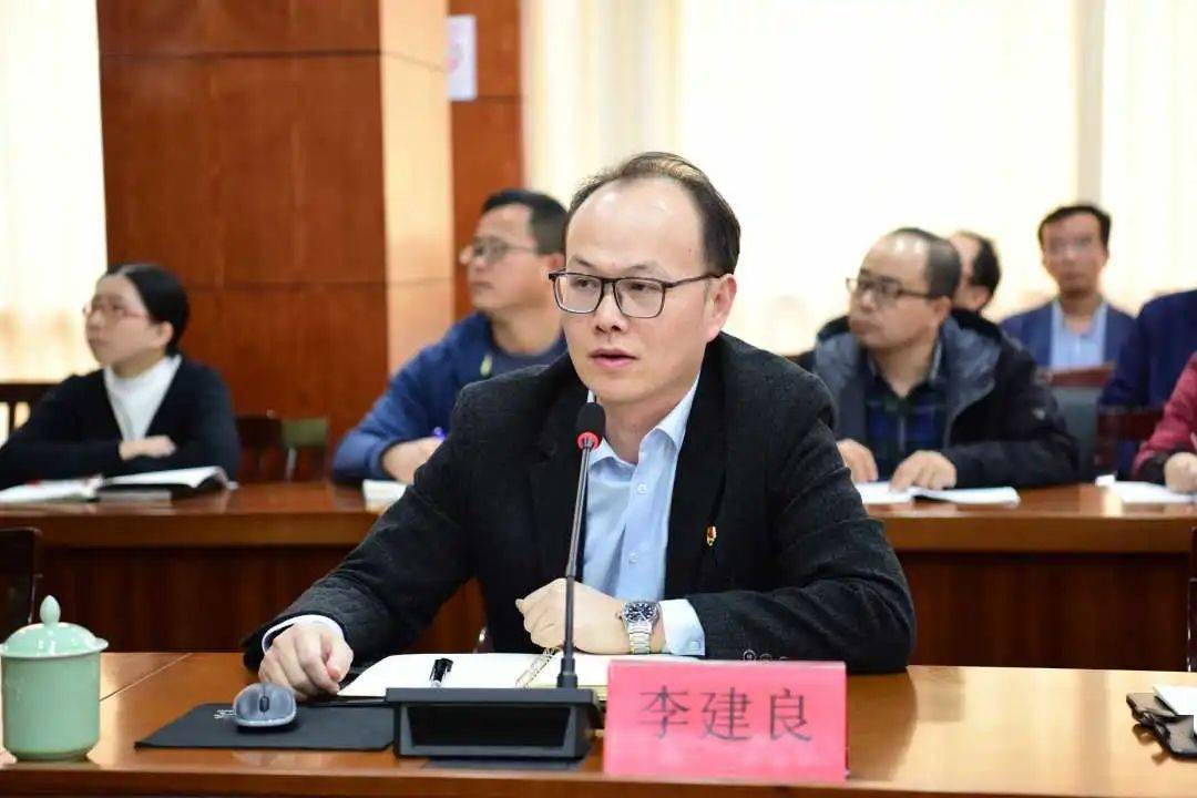 李建良校长结合2023届高三在之前几次联考中的出色表现,以"咬定目标