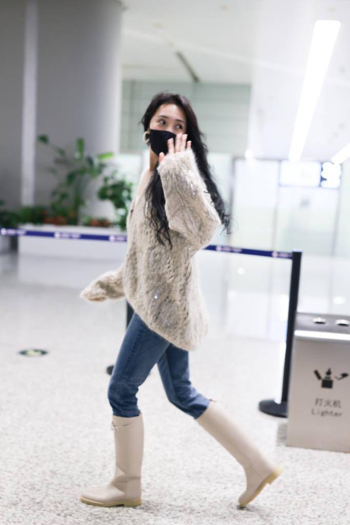 王紫璇穿露肩上衣搭配长筒靴 演绎秋日浪漫穿搭_白色_镂空_灰色