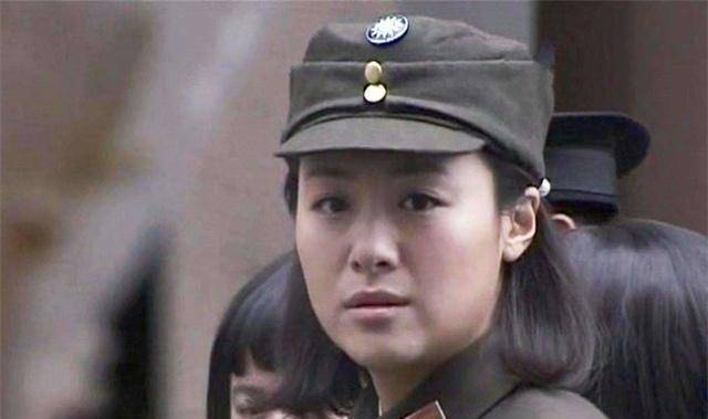 发现母亲对枪支了如指掌,原来母亲曾是王牌特工_郑少仪_郭村保卫战