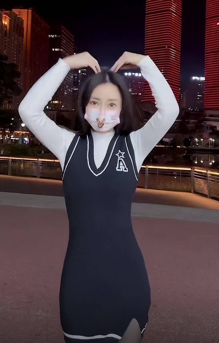 41岁柳岩晒近况少女感十足,在街边跳舞无人识,身材消瘦引关注_网友