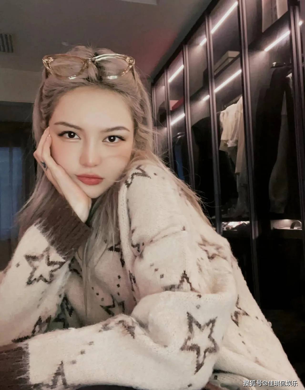 视频中,黄色长发的周扬青牵着段星星的手,走在公园