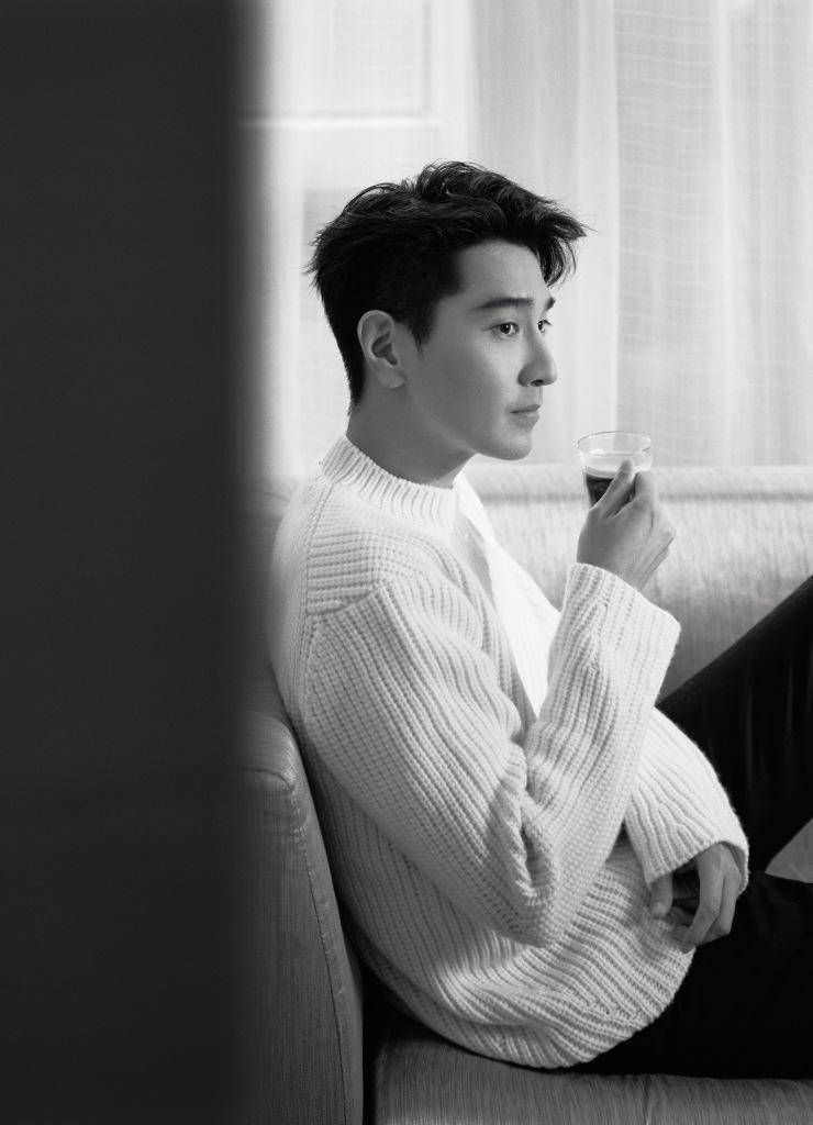 赵又廷为品牌咖啡代言 着白色针织衫显暖男气质_活动_咖啡馆_美味