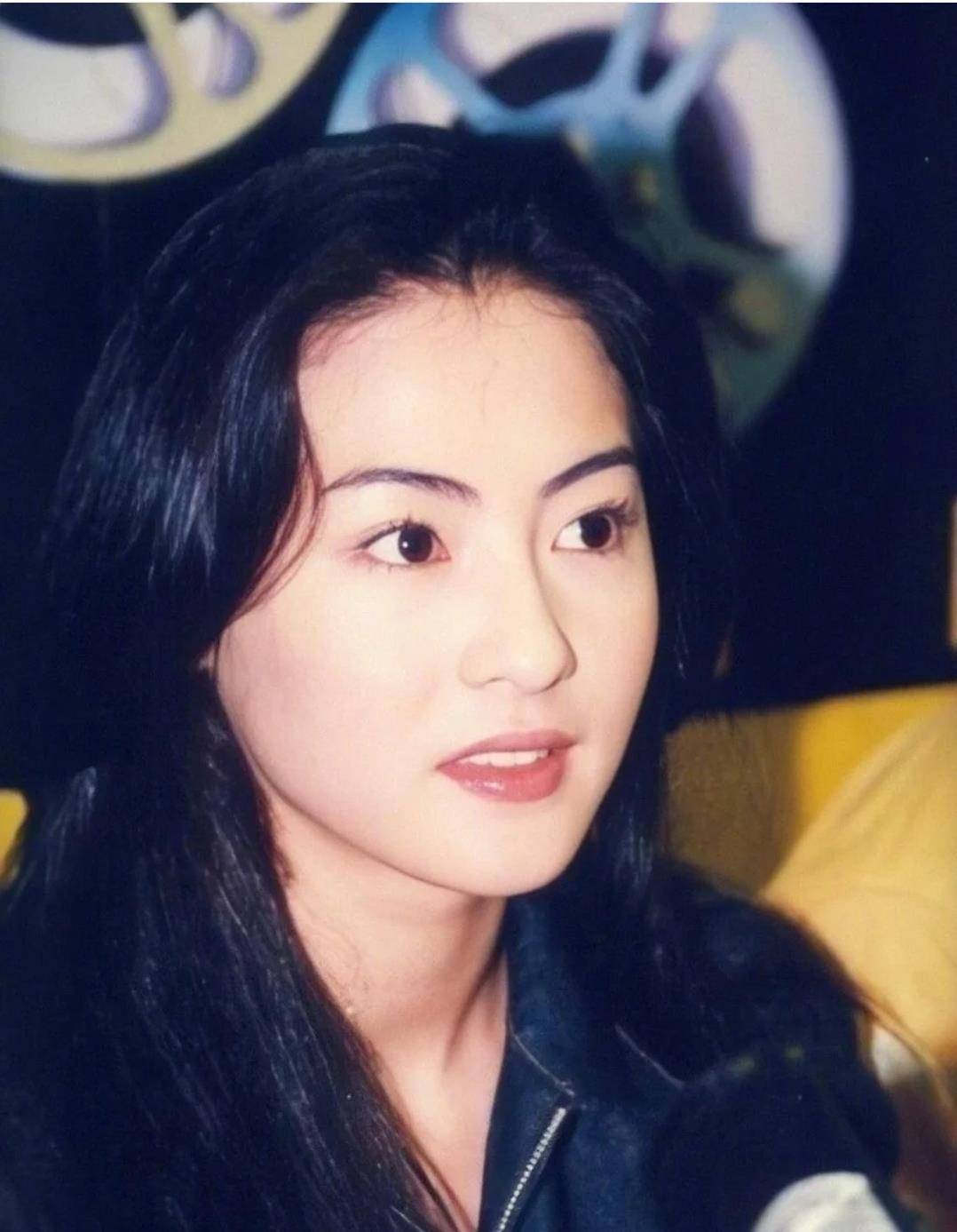 小林青霞年轻时期一直以黑长直发型示人,偶尔卷发也是浪漫温柔,令人