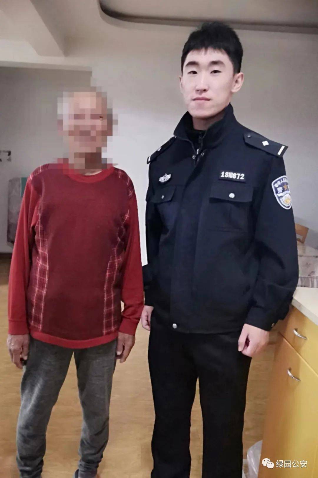 "10月30日,绿园公安分局城西派出所民警王帅达护送走失老人回家.