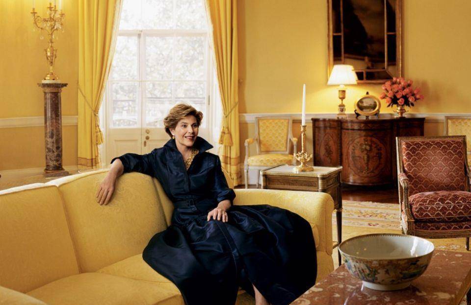 1977年,31岁小布什相亲认识30岁气质美女劳拉,交往3个月后闪婚_父母