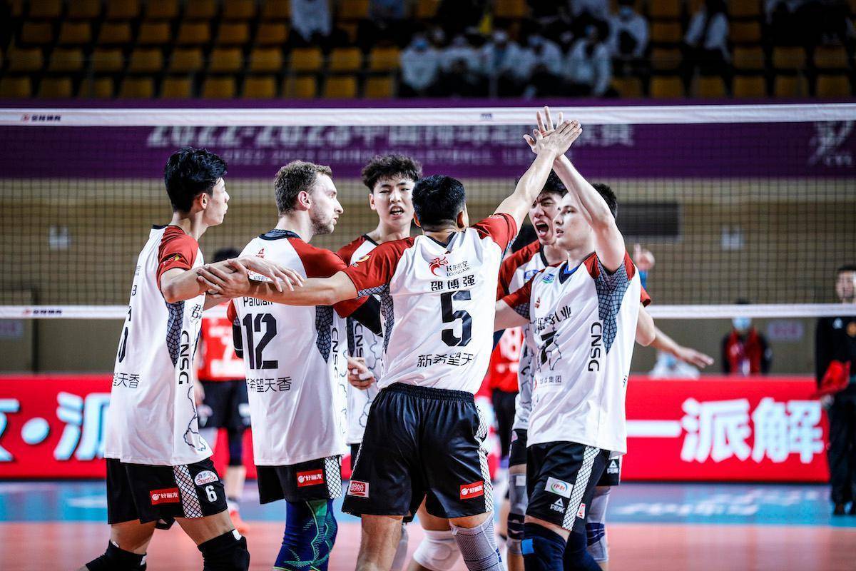 河北男排这场比赛打得不屈不挠,第三局在21:24落后的情况下,连续挽救