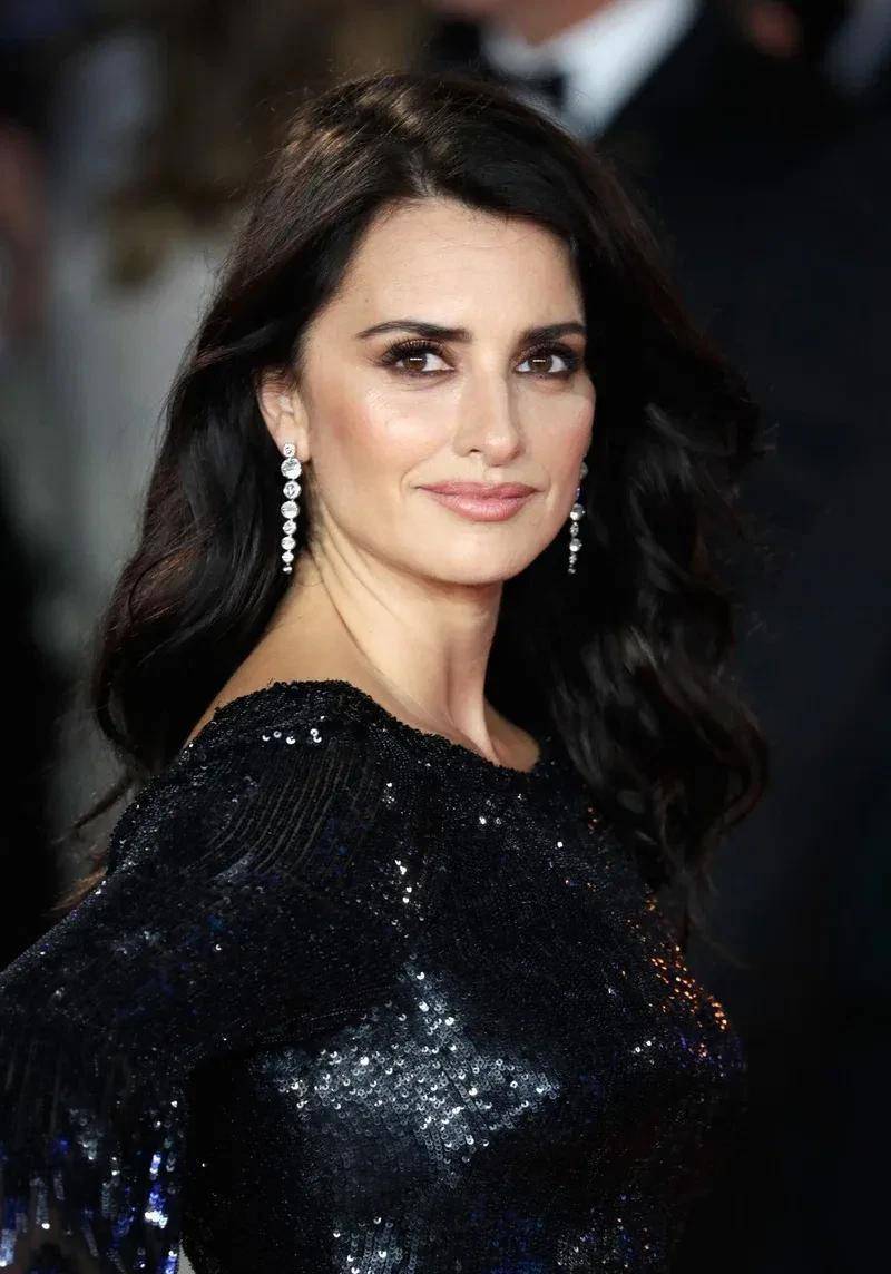 好莱坞20位最漂亮的黑发女郎_外表_魅力_才华