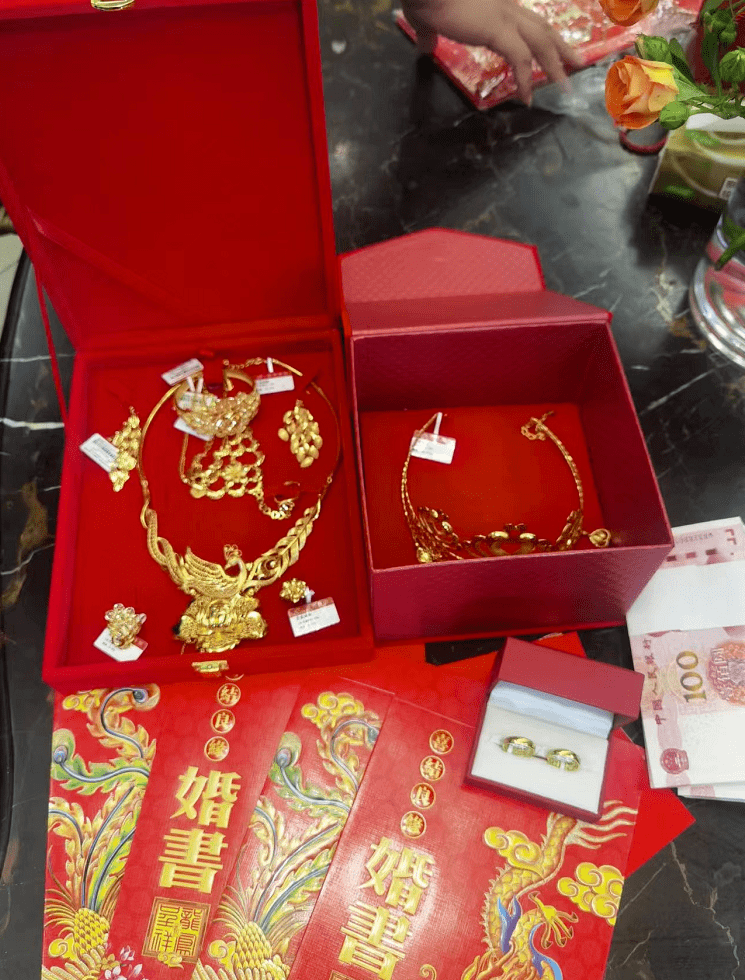 礼盒中,可以看到金链子,金戒指,耳饰等各样的黄金首饰,造型新颖别致