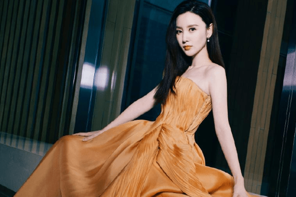 作为国内的知名演员,张萌先后出演了多部都市剧,在情感剧《小丈夫》中