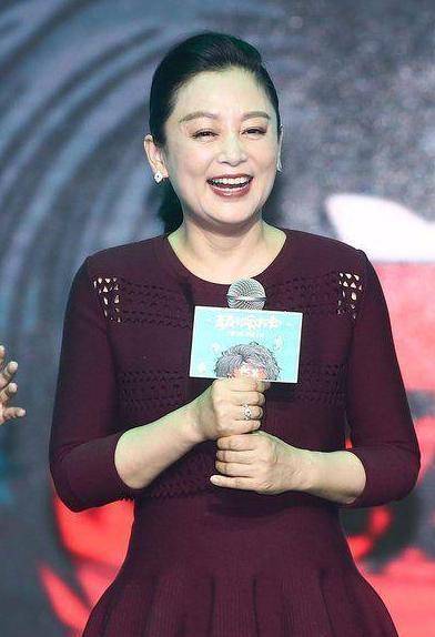 皮肤变得松弛,新陈代谢降低,人更容易发胖,所以陈红也不可避免的发福