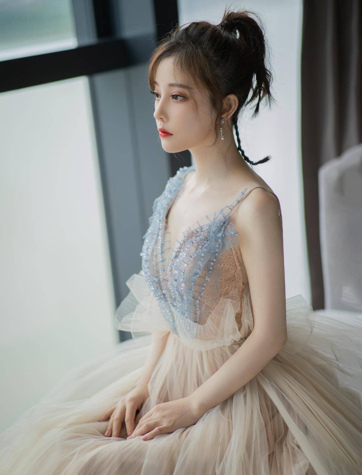 在过去的一段时间里,冯提莫上综艺,给电视剧唱主题
