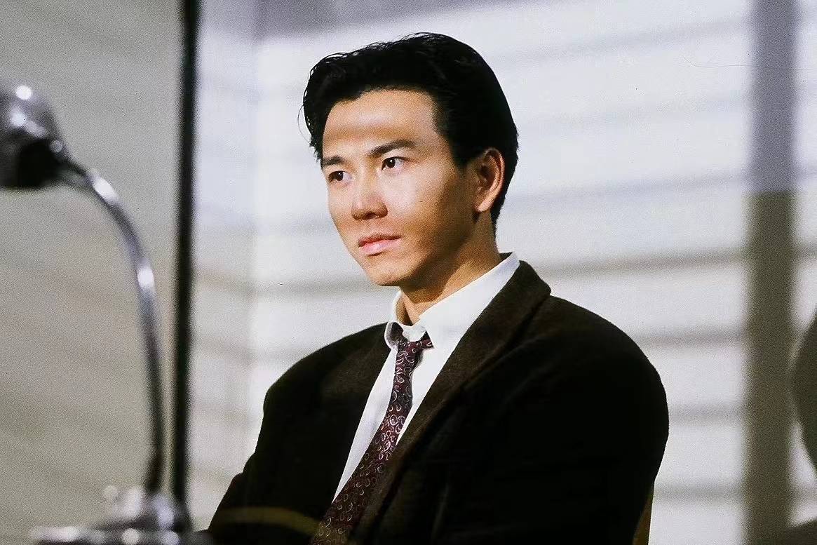 在很多网友的心里,也许温兆伦的妻子应该是跟他的颜值比较搭的,或者找