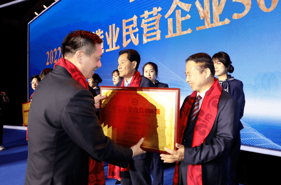 首届“湖州民营企业家节”举行,天能连获四项全市第一,市委书记向董事长颁奖 首届“湖州民营企业家节”举行,天能连获四项全市第一,市委书记向董事长颁奖