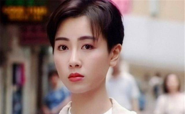 绝世短发美女袁洁莹,红极一时但情路坎坷,如今51岁仍然单身_感情