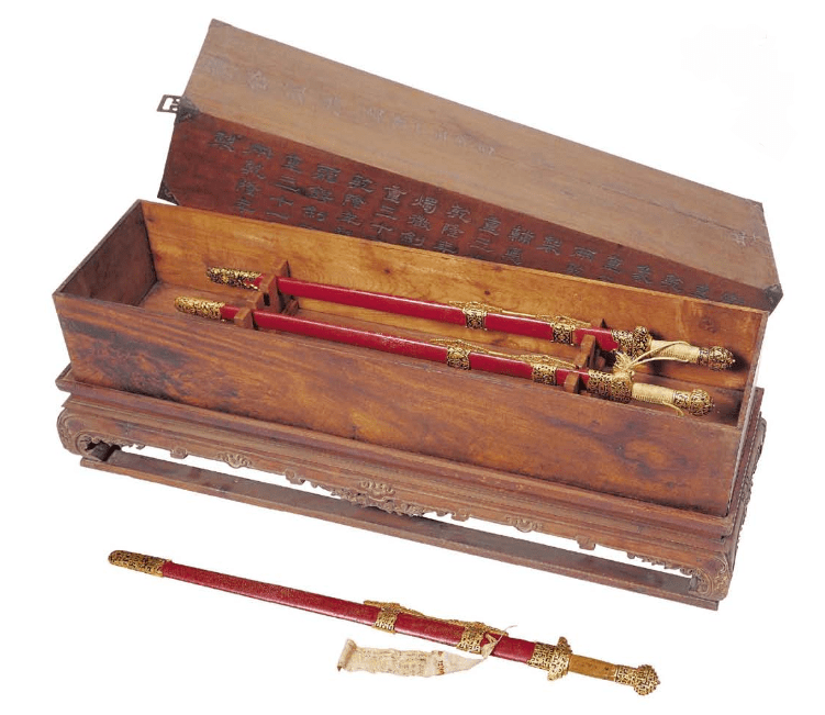 清高宗御用剑及剑箱故宫博物院藏天字九号玉嵌料石花柄金桃皮鞘配威