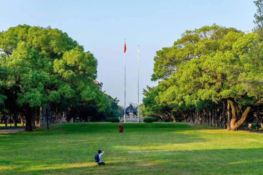 贵州大学草坪图片