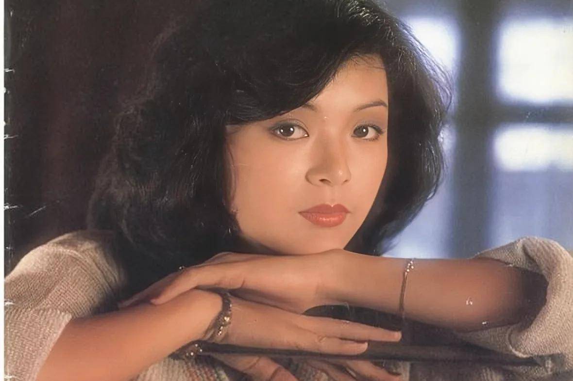 她是初代小龙女,刘德华对她假戏真做,情陷周润发,今