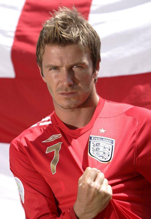 2006年世界杯,与厄瓜多尔的1/8决赛上,贝克汉姆任意球破门,连续三届