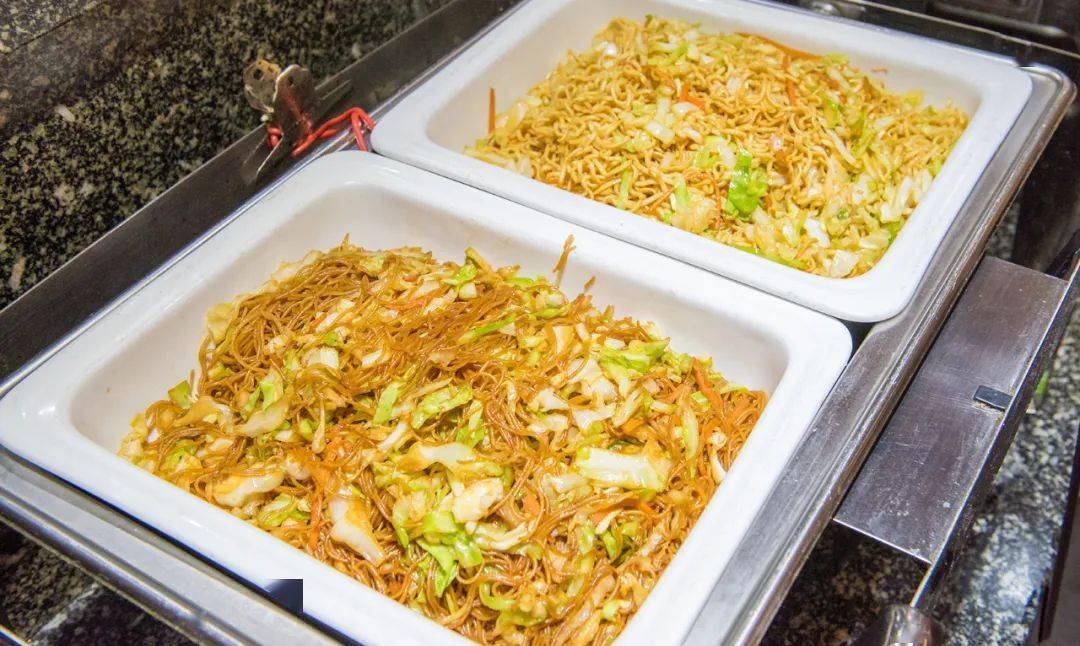 自助餐里主食当然不能少,炒饭,炒面,炒粉,总有一样满足你的胃!