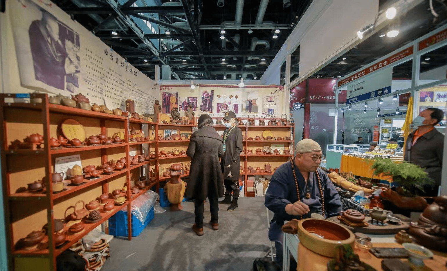 把手艺亮在直播灯下:宜兴匠人卖出一把价值16万的紫砂壶_庞红亮_范