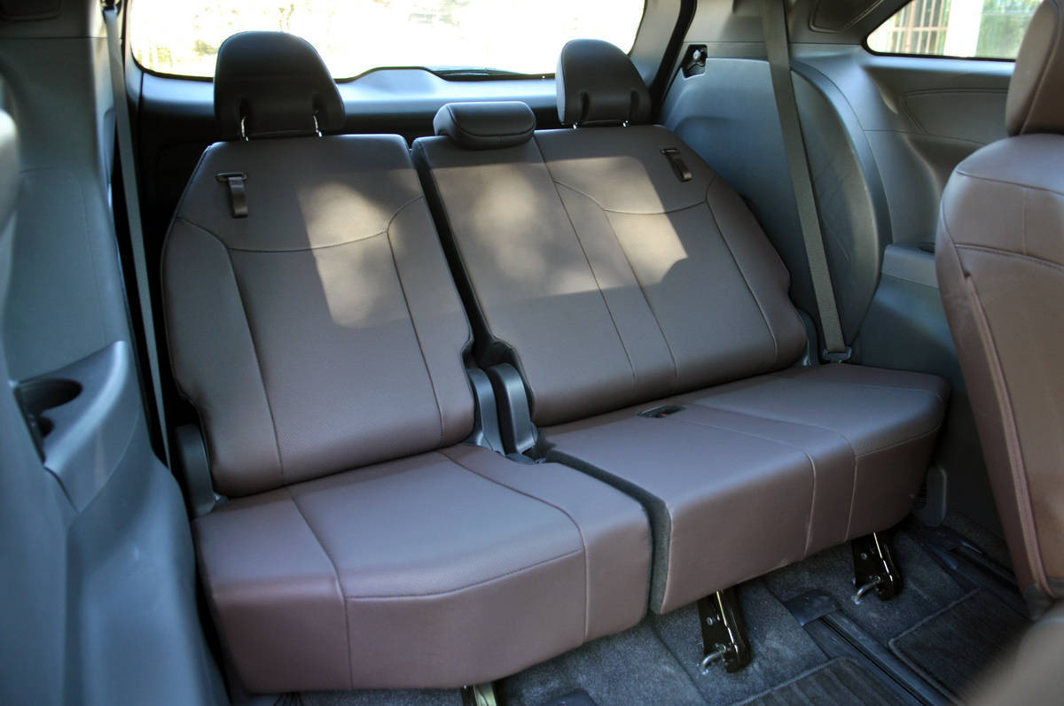 第三排座椅支持折叠全平放倒,后备箱采用下沉式设计,第三排座椅放倒后