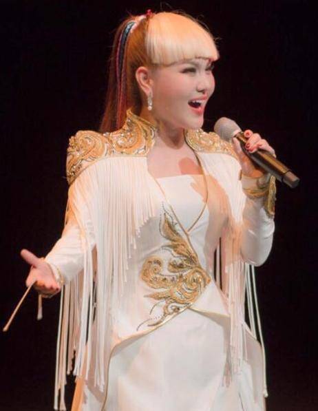 她被称"蒙古第一美人",因《套马杆》爆红的她,为何至今不婚?