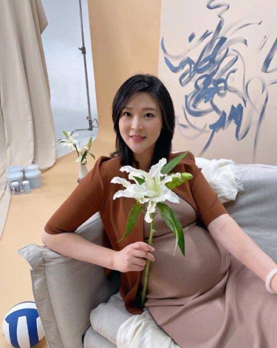 惠若琪产女后首登杂志,手抓排球霸气吸睛,网友表示当妈后变化大_身体