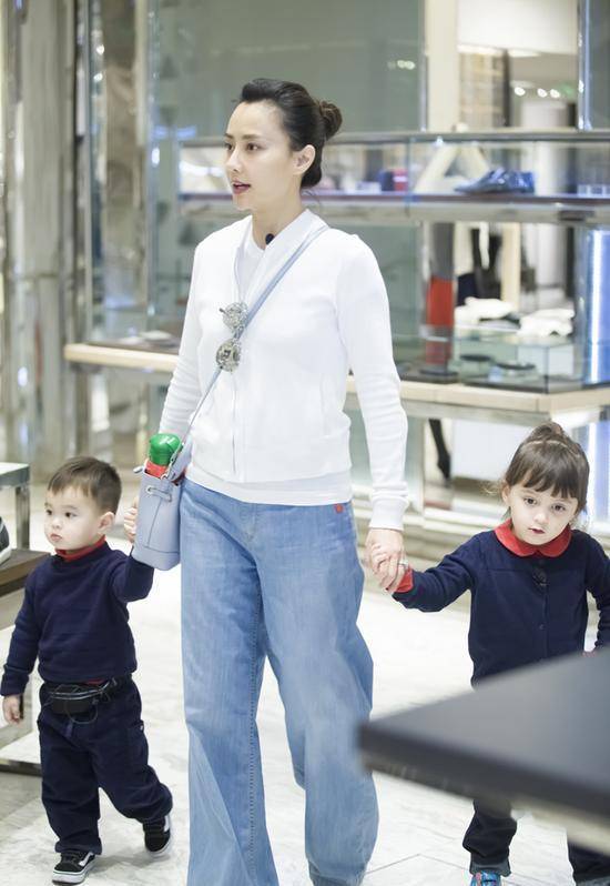 马雅舒穿着一袭白色长裙,仙气飘飘的感觉,44岁的她依然年轻漂亮