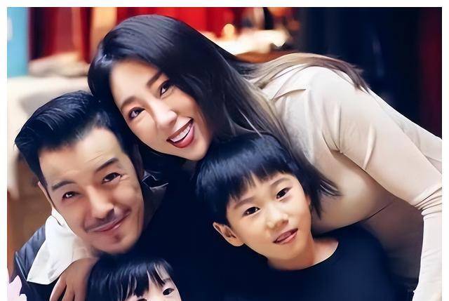 "许大茂"海一天携妻出游,小12岁娇妻穿背心出镜,大秀曼妙身材_刘帅