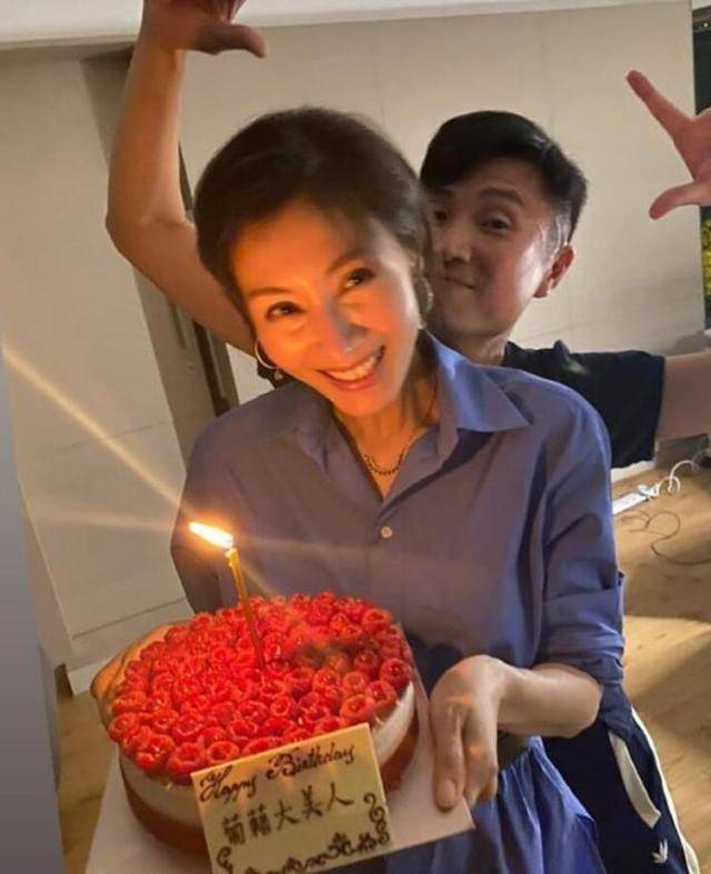 李嘉欣50岁生日预热,丈夫贴心陪伴,月费十万养船何需夫家资产_豪门