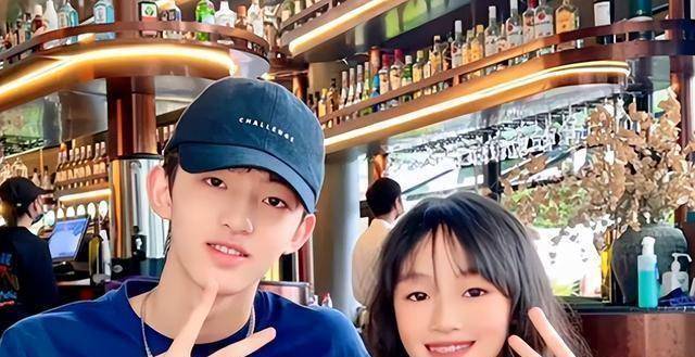 更值得一提的是,晋松李汶桐的两个孩子,也完美继承了父母的优良基因