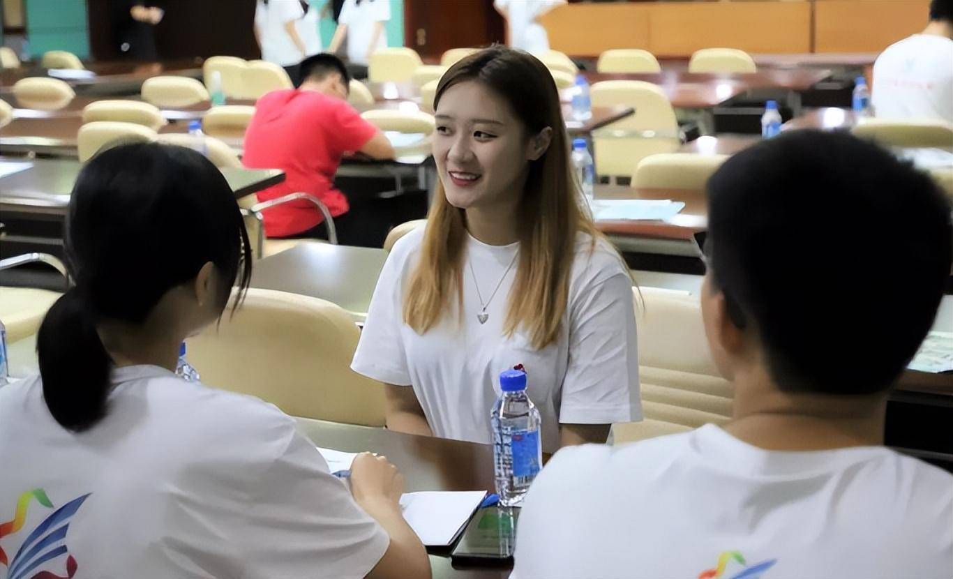 戴高贵耳钉和丝巾的李少莉，生长履历被扒出，学历和年龄有争议