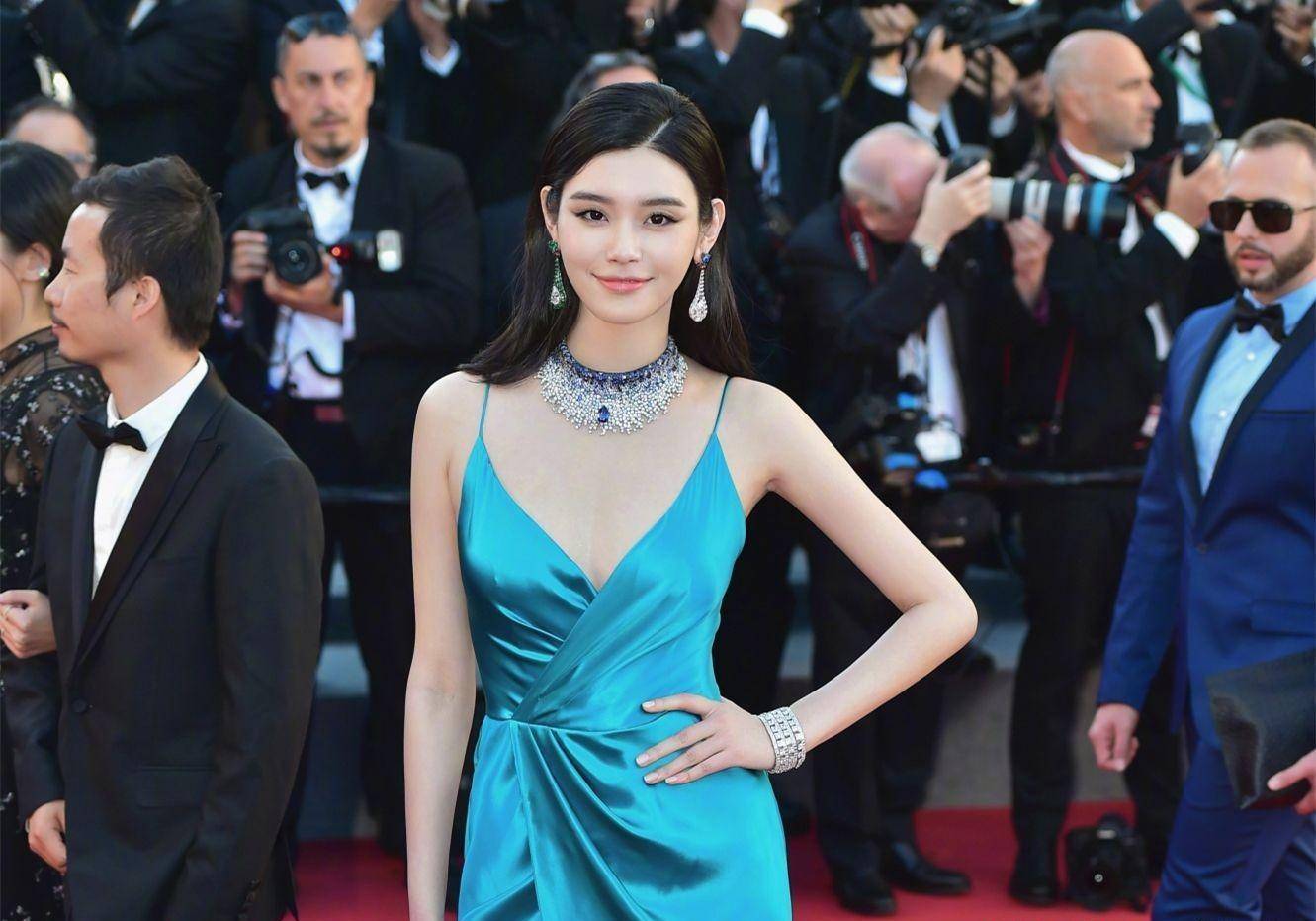 她是电视名嘴,18岁t台走秀泳裤掉落,淡定回应:谁爱看就看_马凡舒_时候